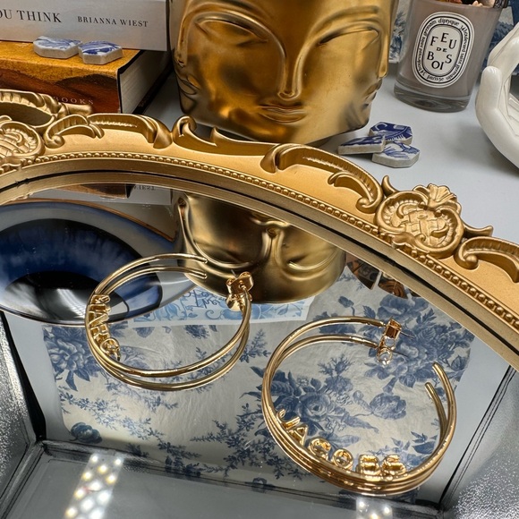 🆕 MARC JACOBS 🧿 NWOT Gold 'The Monogram Hoop' Oversize Earrings - Picture 5 of 15